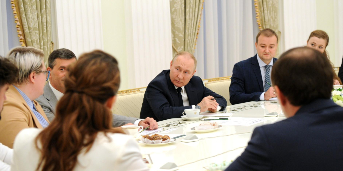 Владимир Путин назвал консолидацию общества главным оружием России 