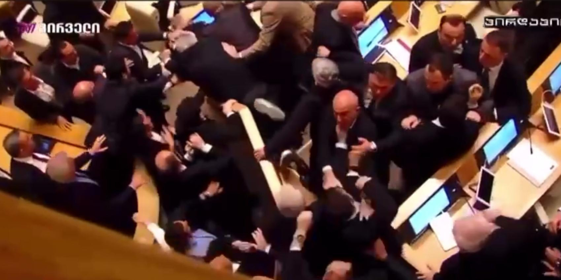 В парламенте Грузии произошла массовая потасовка из-за закона об иноагентах