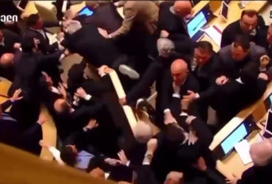 В парламенте Грузии произошла массовая потасовка из-за закона об иноагентах