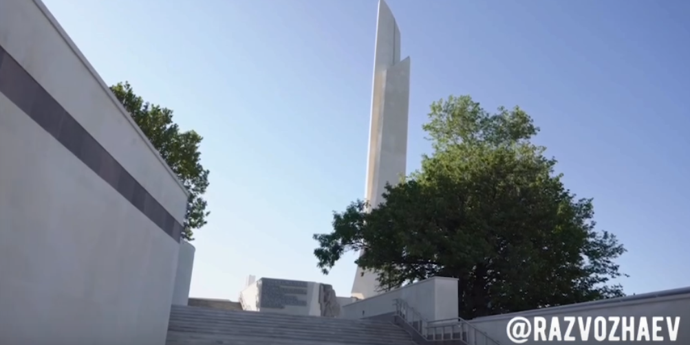 В Севастополе открыли обновленный монумент Штык и Парус