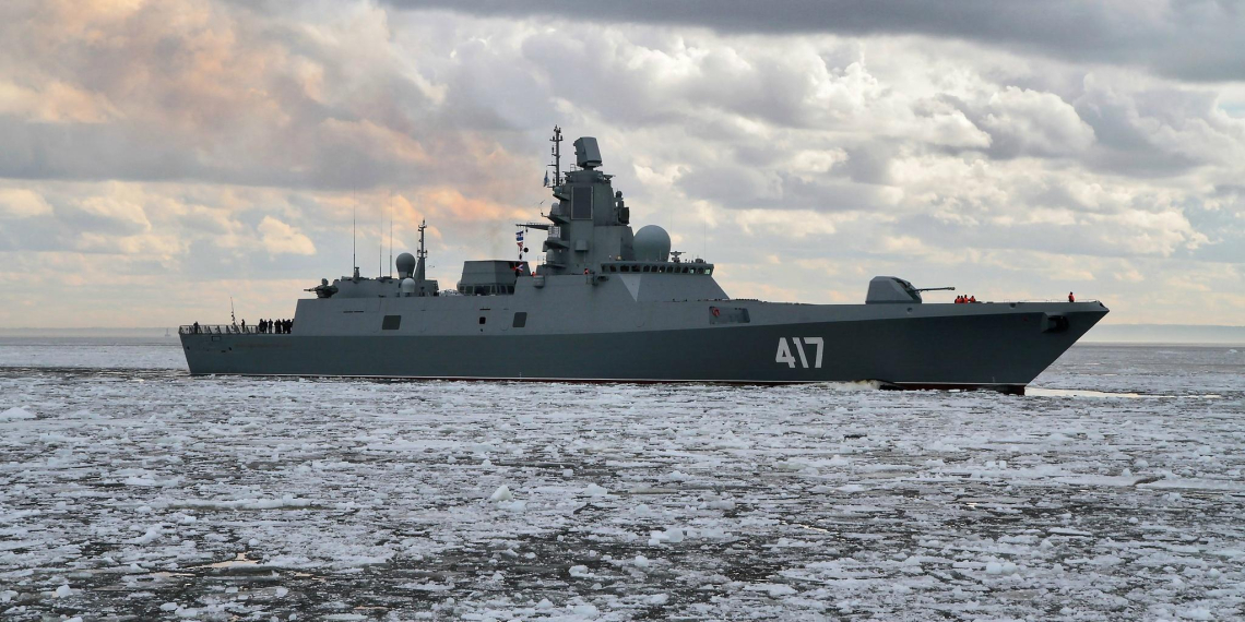 Моряки ВМФ России спасли гражданина Франции, попавшего на яхте в шторм в Атлантике
