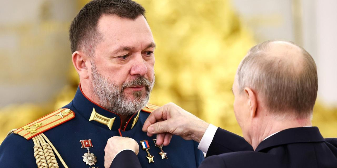 Путин вручил медали "Золотая Звезда" Героям России в День Героев Отечества