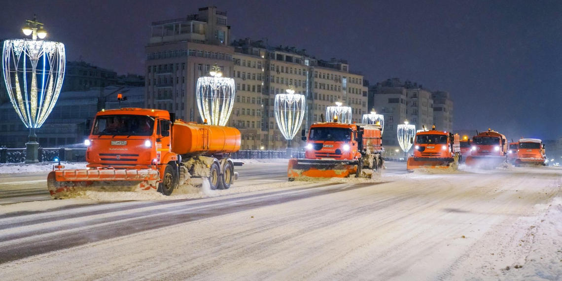 Коммунальщики из Москвы подготовили к зиме более 300 объектов в Луганске