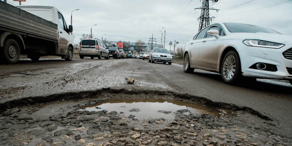Житель Екатеринбурга отсудил 260 тысяч рублей за пробитое в дорожной яме колесо