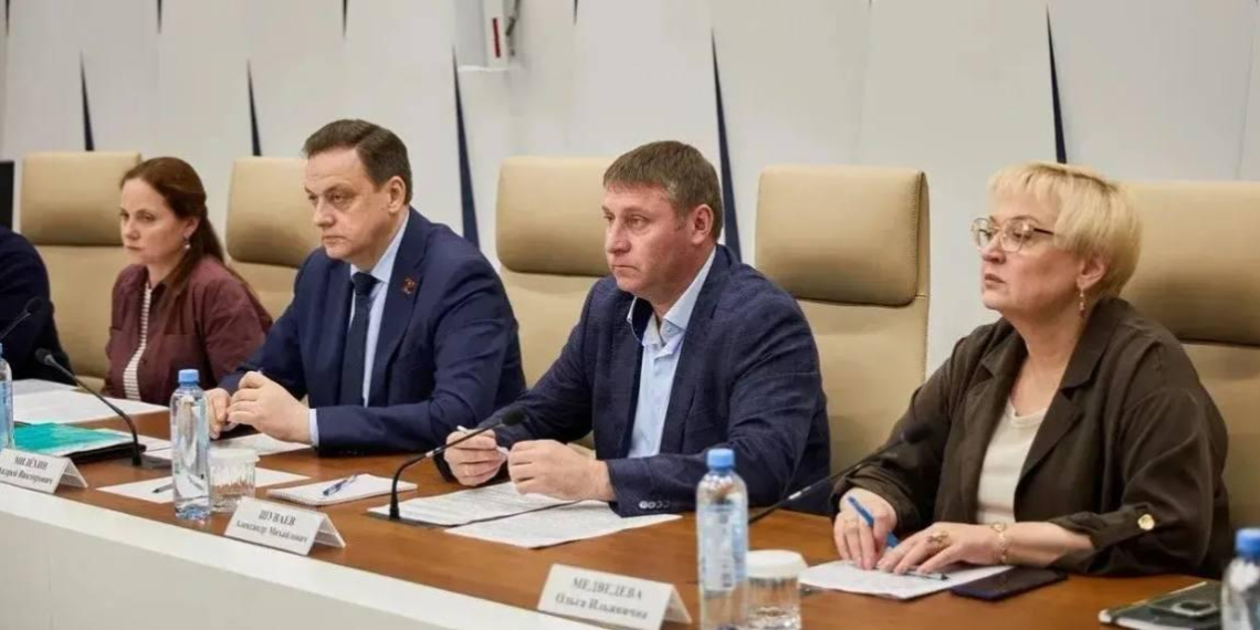 В Белгородской области на встрече с федеральным куратором обсудили подготовку к зиме и итоги ЕГЭ