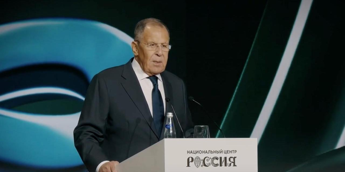 Лавров передал генсеку ООН доклад о фальсификации событий в Буче 