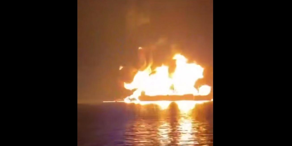 Полыхающий танкер сняли у берегов Ирака