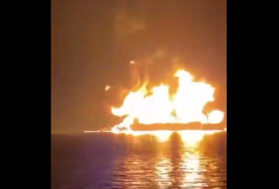 Полыхающий танкер сняли у берегов Ирака
