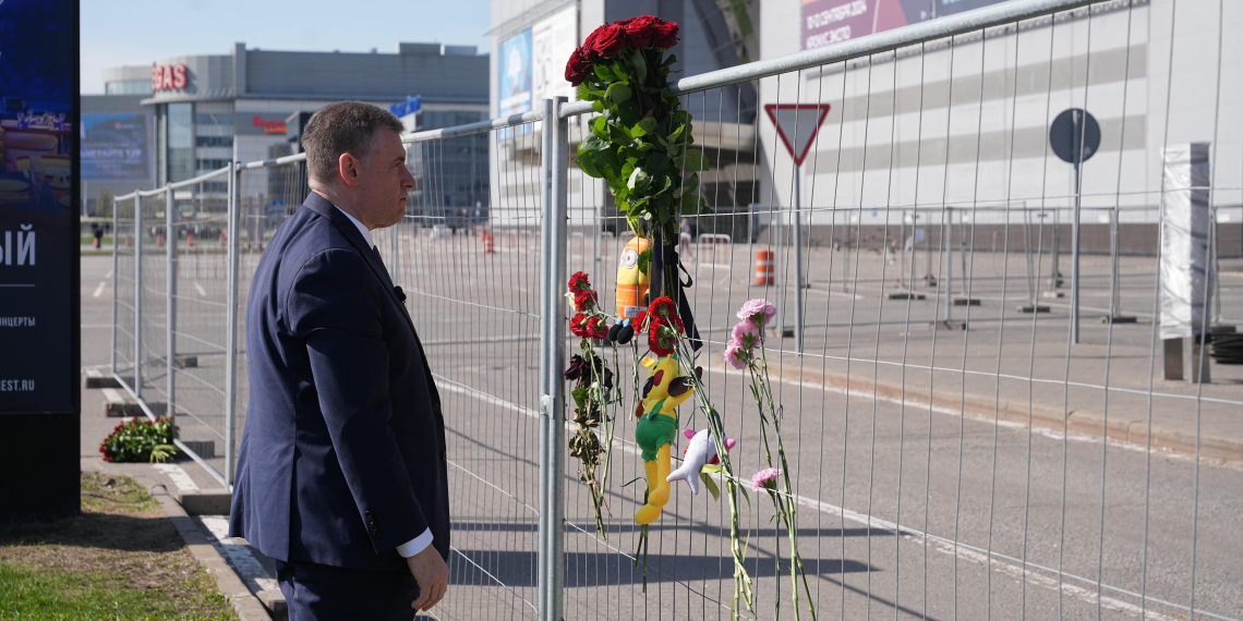 Лидер ЛДПР почтил память жертв теракта в Крокусе у народного мемориала в Москве