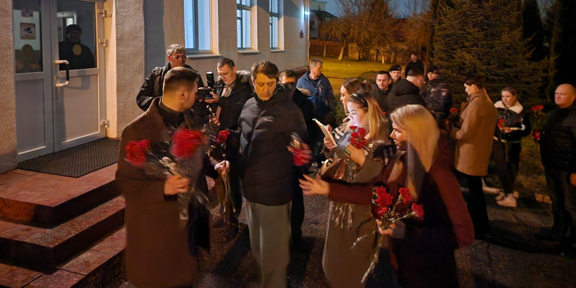Люди по всему миру несут цветы и зажигают свечи у Посольства РФ в память о жертвах теракта в "Крокусе" 