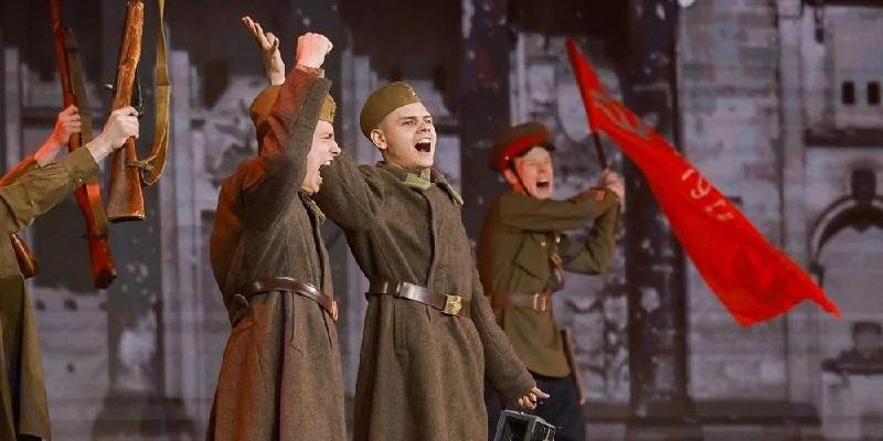 В НЦ "Россия" состоялась премьера спектакля "Солдатские сны" с участием более 500 артистов 