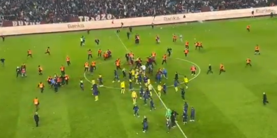 В Турции произошла массовая драка футболистов "Фенербахче" с фанатами "Трабзонспора" 
