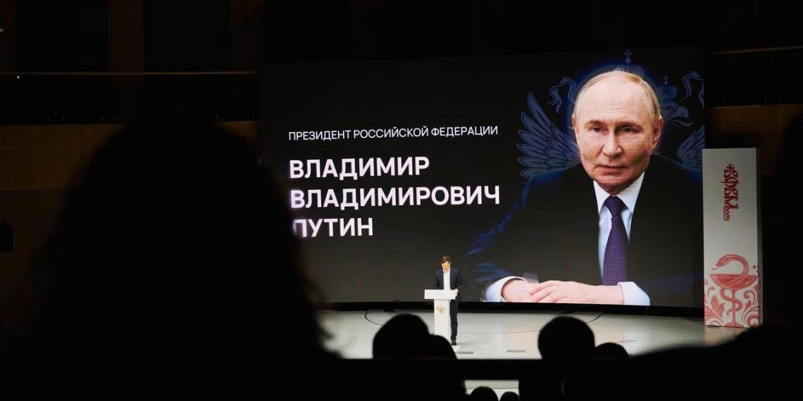 Путин отметил значимость движения волонтеров-медиков на форуме в "Сенеже"