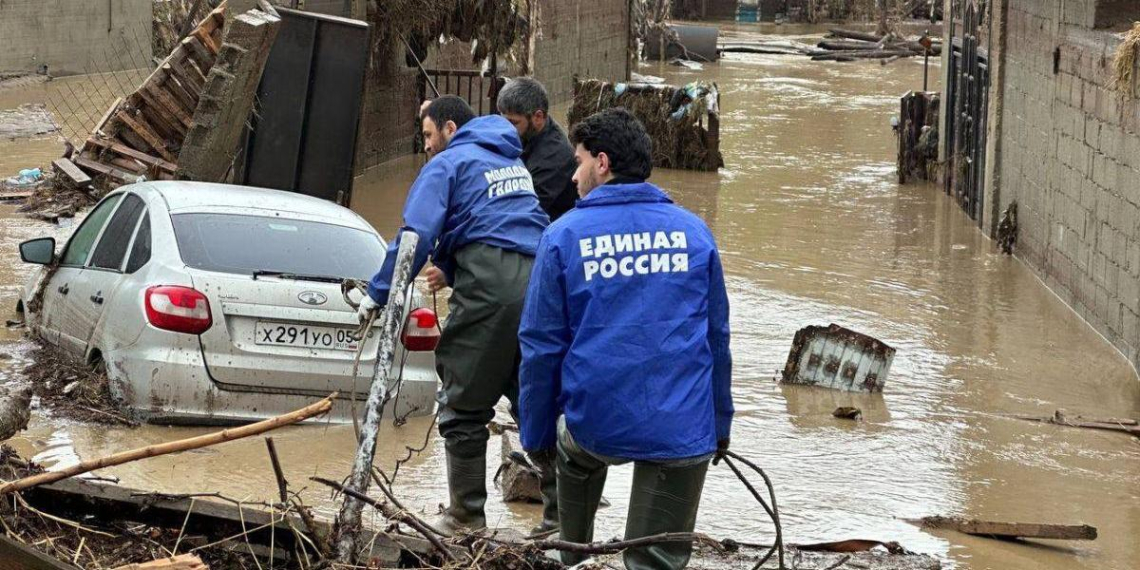 Медведев поручил "Единой России" увеличить помощь пострадавшему Дагестану
