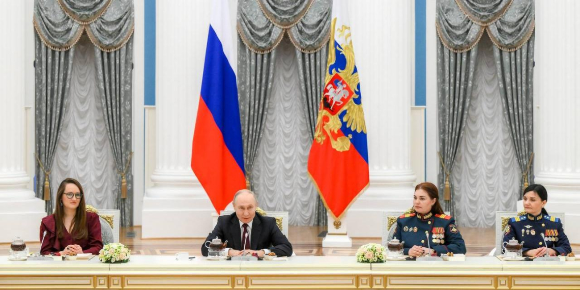 Путин поздравил с 8 Марта женщин-военнослужащих и работниц оборонной промышленности