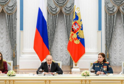Путин поздравил с 8 Марта женщин-военнослужащих и работниц оборонной промышленности