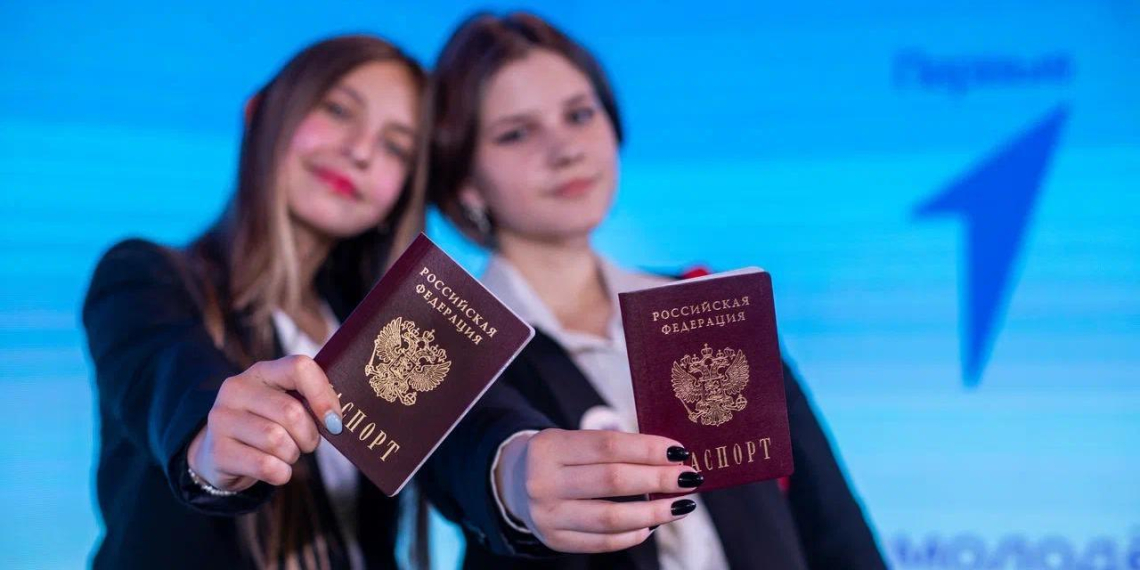 Более 14 тысяч школьников получили паспорта в День России