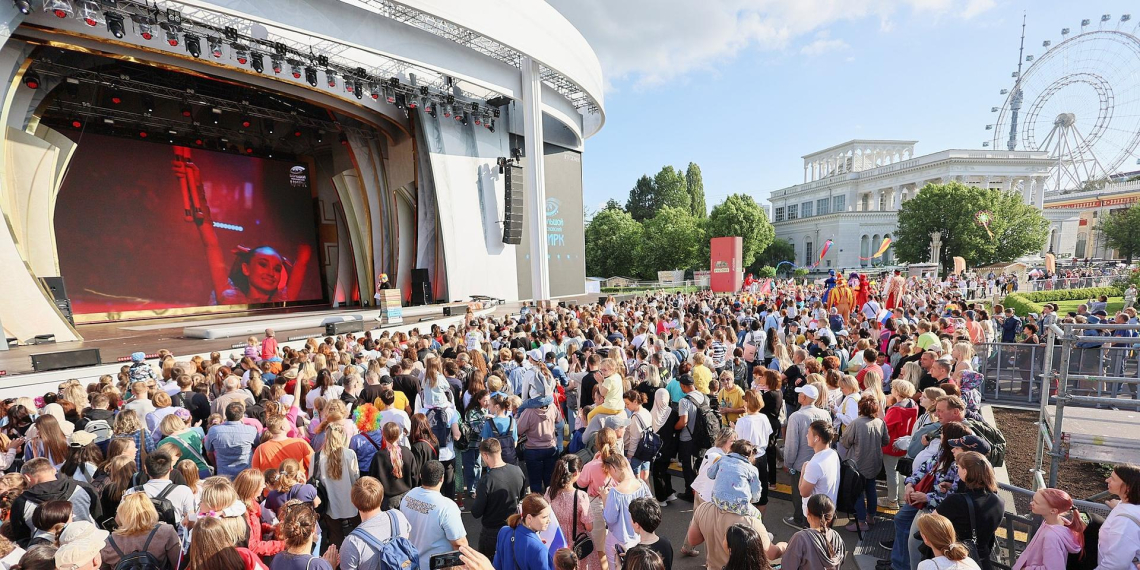 Участниками второго циркового шествия на Выставке "Россия" стали свыше тысячи человек 