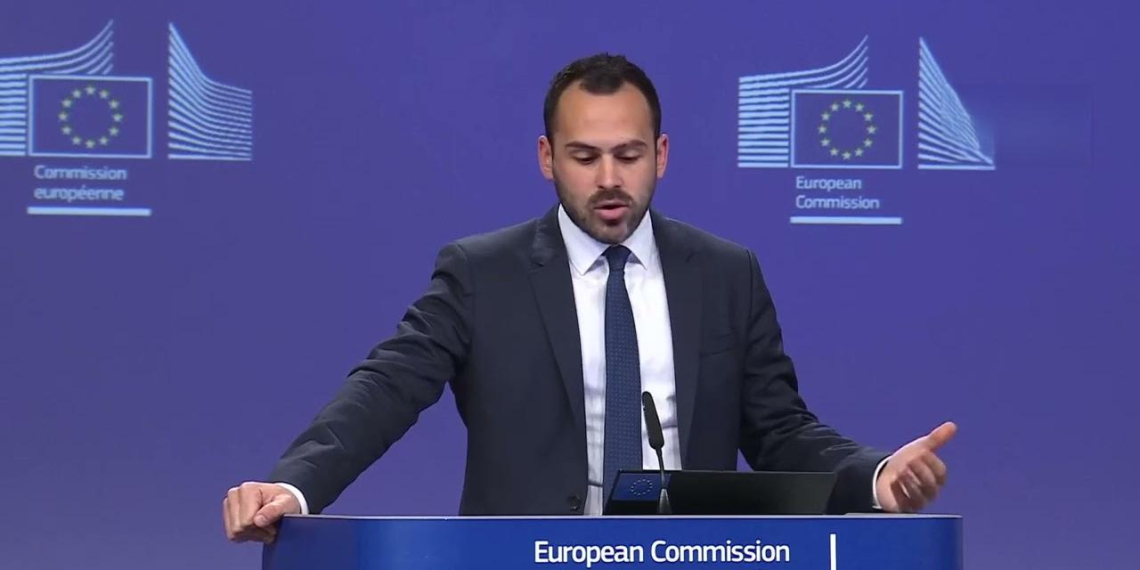 Еврокомиссия отреагировала на скандал с отставкой генпрокурора Украины