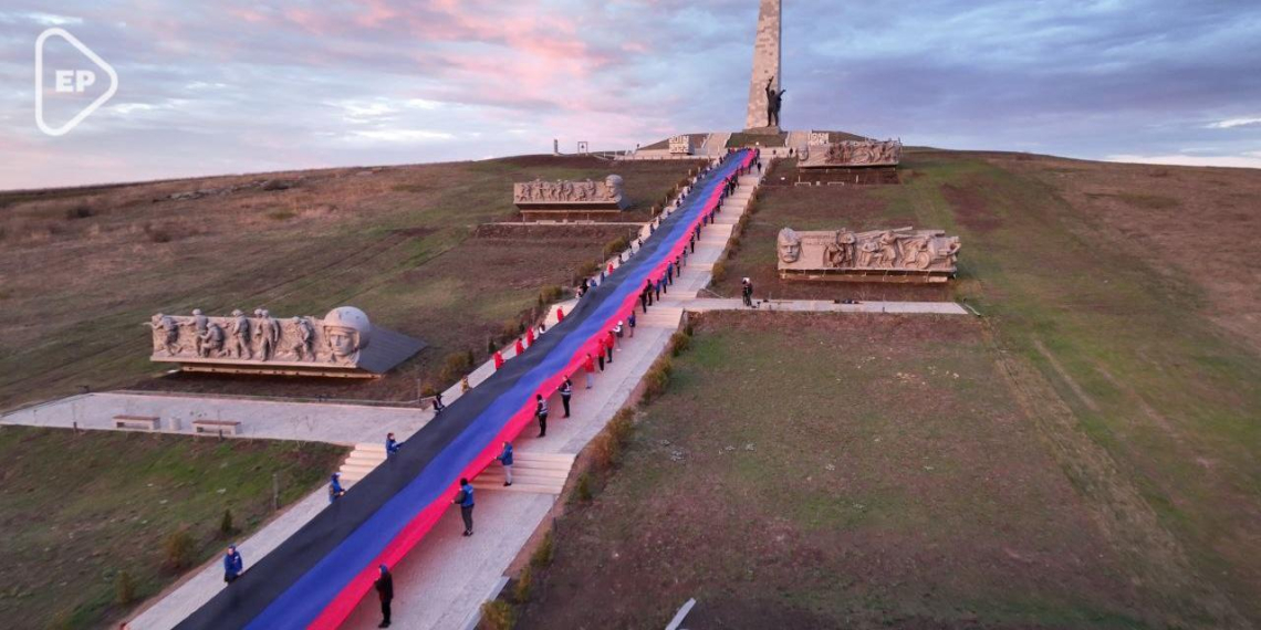 Активисты МГЕР и молодежь ДНР развернули на "Саур-Могиле" 200-метровый флаг ДНР 