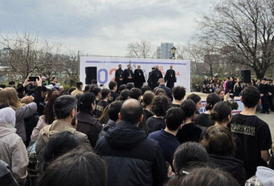 В Ростове более 500 человек вышли на митинг в поддержку Армянской Апостольской Церкви