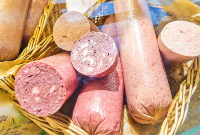 Участница ярмарки выходного дня в Москве отправляет посылки в зону СВО