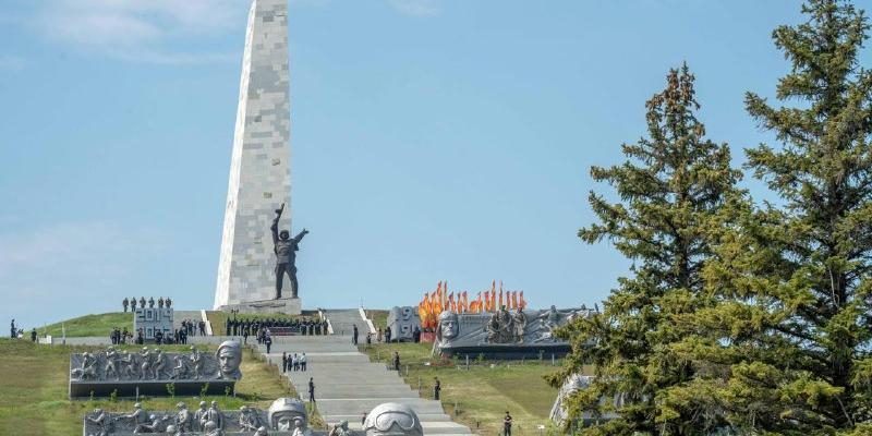 На кургане "Саур-Могила" развернули самое большое в мире Знамя Победы 