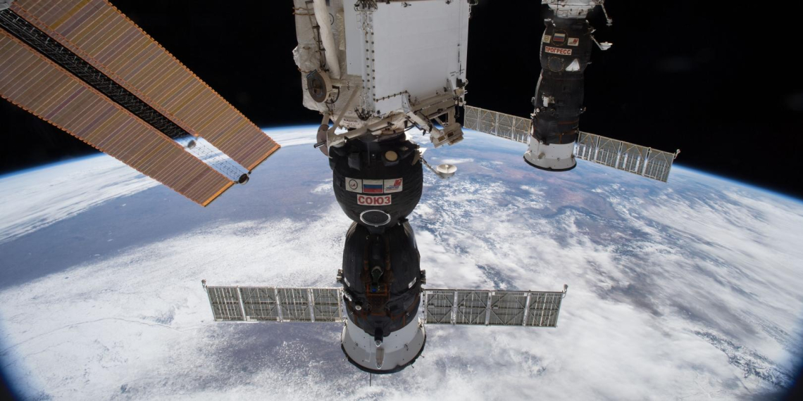 Российские космонавты не смогли выйти в открытый космос из-за разгерметизации на "Союзе"