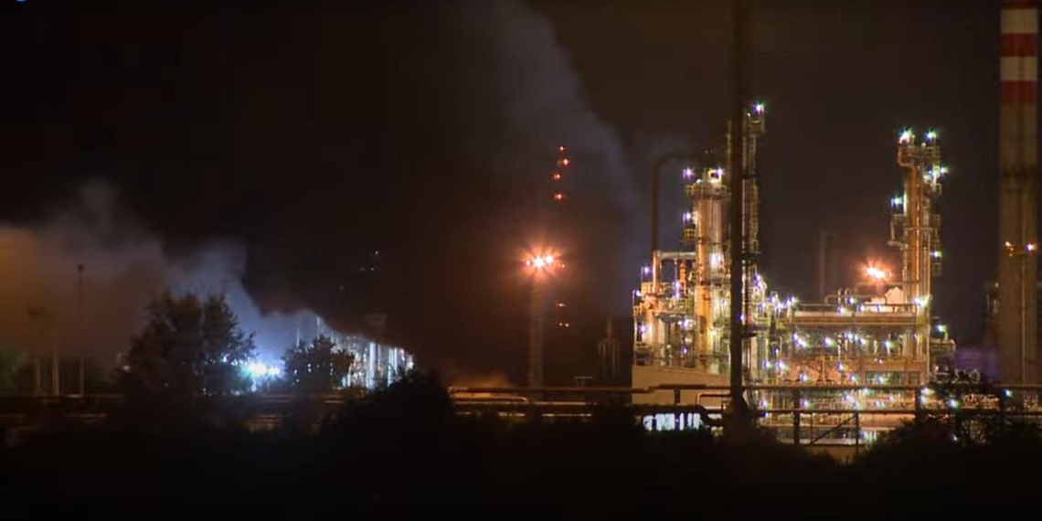 Венгрия допустила "внешнюю атаку" на НПЗ, работающий на российской нефти Венгрия допустила "внешнюю атаку" на НПЗ, работающий на российской нефти