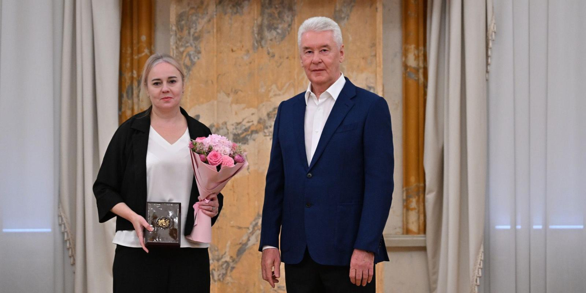 Собянин вручил награды столичным медикам, работавшим в клиниках ЛНР и ДНР