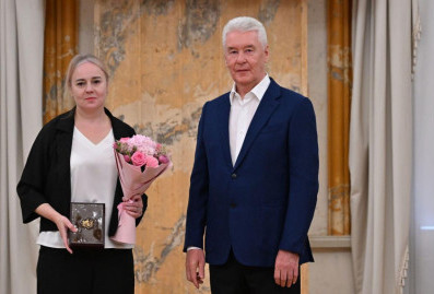 Собянин вручил награды столичным медикам, работавшим в клиниках ЛНР и ДНР