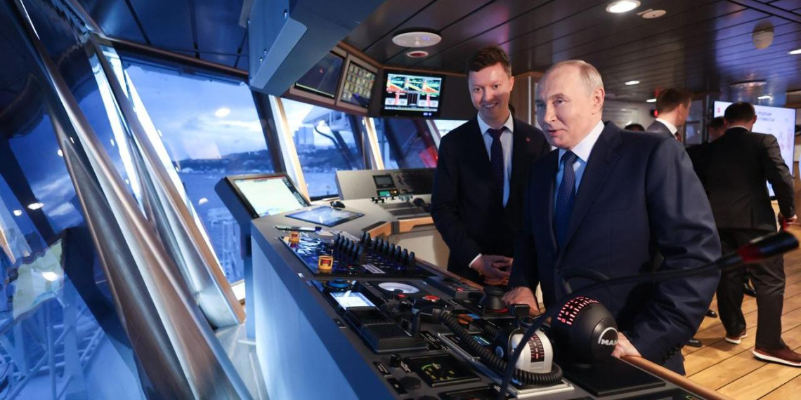 Путин осмотрел траулер "Капитан Юнак" во Владивостоке и расписался в бортовом журнале 