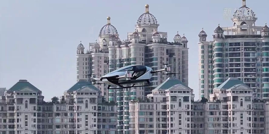 В Китае беспилотник-такси пролетел над оживлённым городом