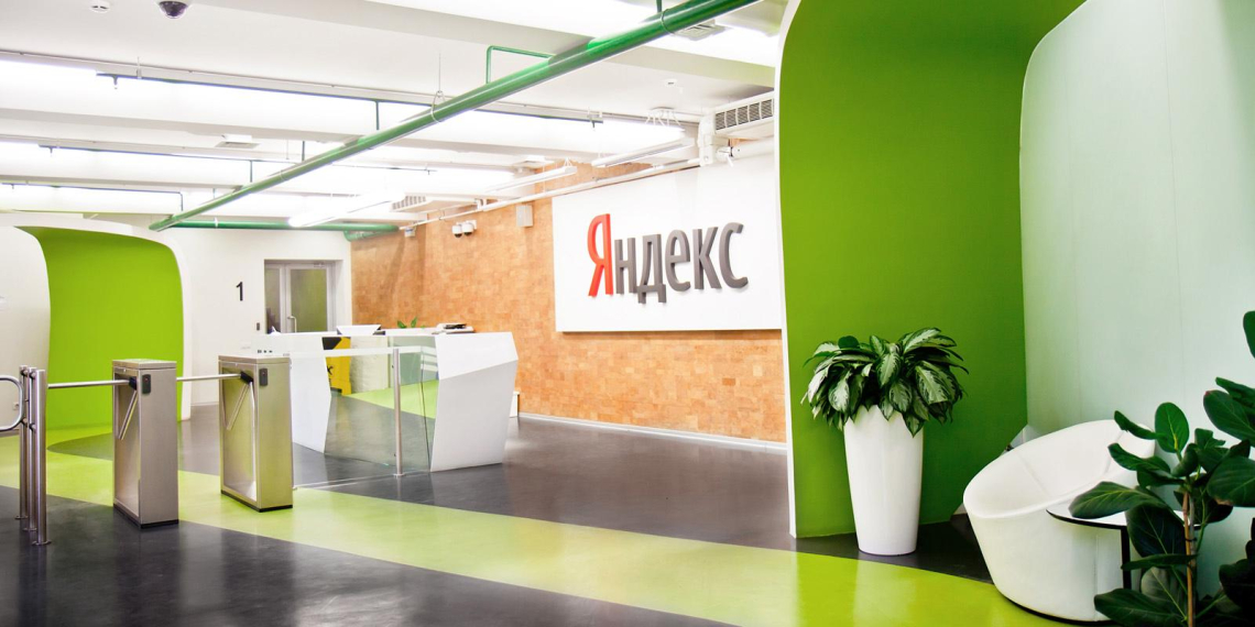 Уехавших из России сотрудников "Яндекса" попросили вернуться в офис