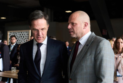 Министр обороны Бельгии рассказал о "заложенной под НАТО бомбе"