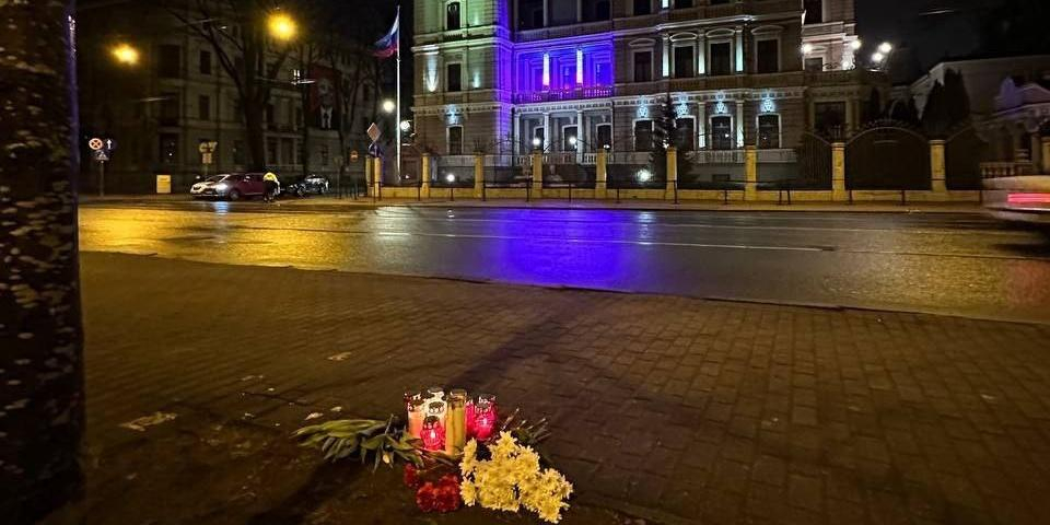 Власти Риги запретили нести цветы к посольству РФ в память о погибших в "Крокусе"