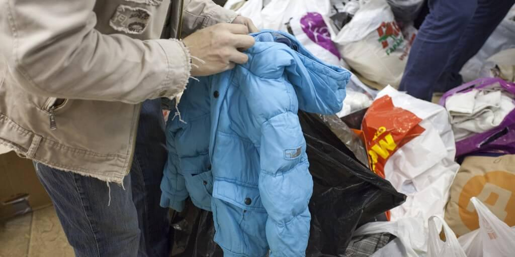Гуманитарная миссия ЕР привезла в Херсонскую область теплую детскую одежду 