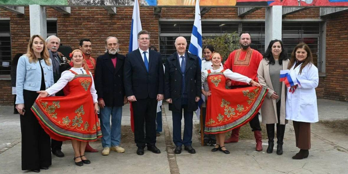 В столице Уругвая ко Дню России открыли 14-метровый мурал 