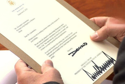 Трамп снял санкции с "Белавиа" и написал письмо Лукашенко с "особым знаком дружбы"