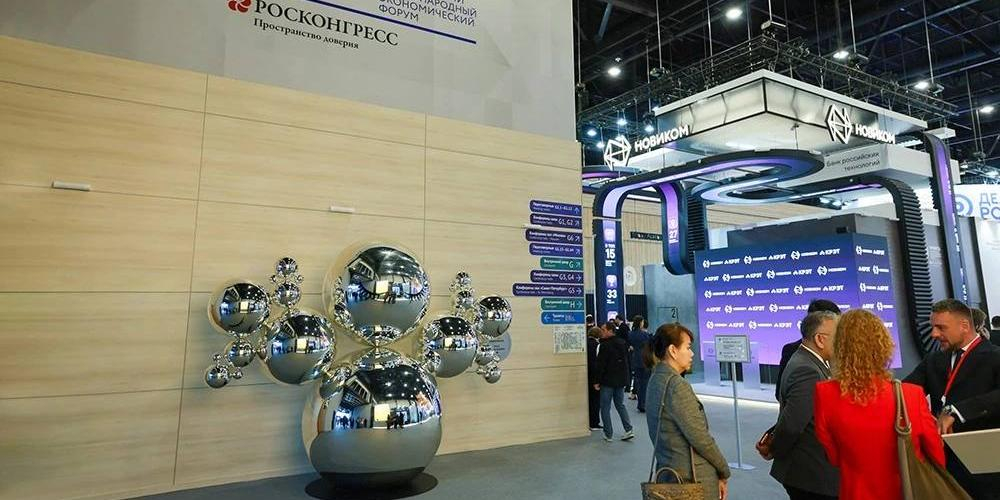На ПМЭФ-2026 установили двухметровую неваляшку из Тамбовской области 