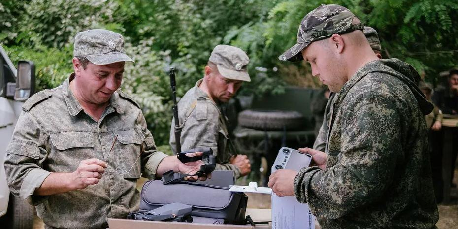 Участница московской ярмарки отправляет мёд со своей пасеки бойцам СВО