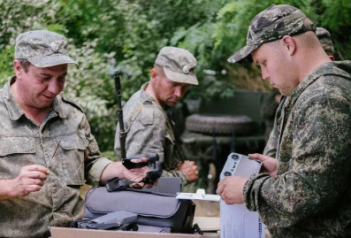 Участница московской ярмарки отправляет мёд со своей пасеки бойцам СВО