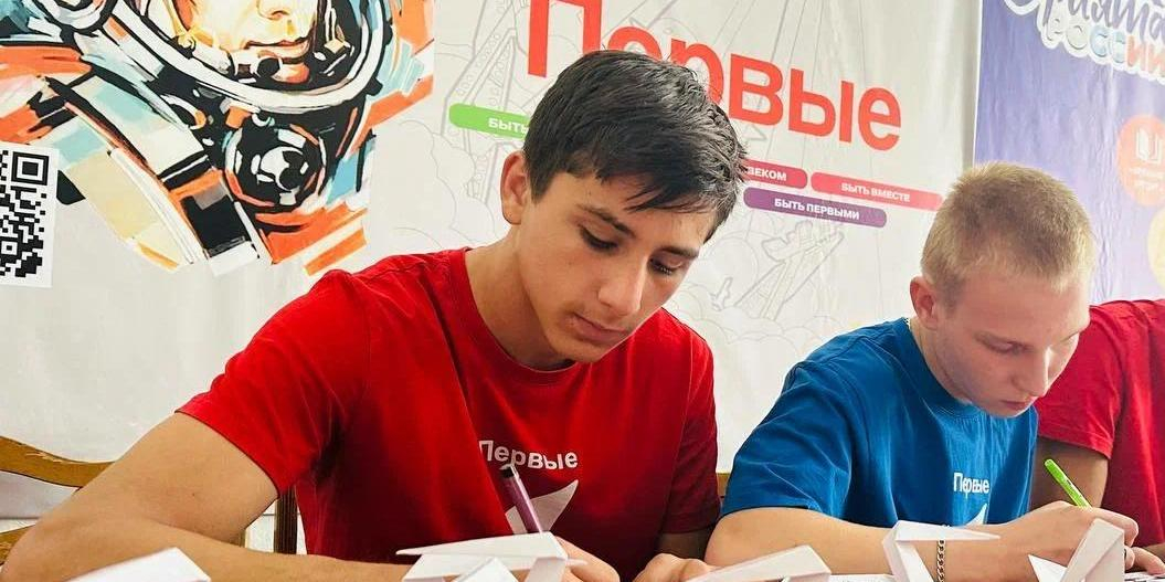 Участники Движения Первых провели акцию "Благодарю" в честь Дня учителя