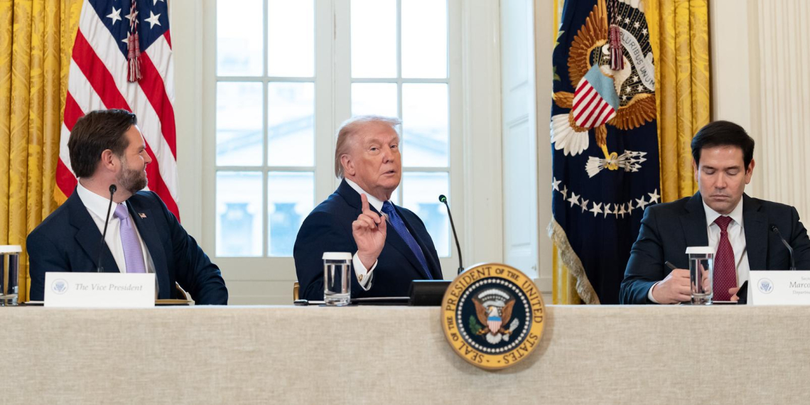 Трамп объявил в США режим ЧП из-за "кубинской угрозы"