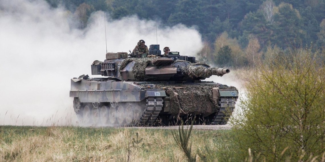 Politico: Франция и Польша подталкивают Германию к поставке танков Leopard на Украину