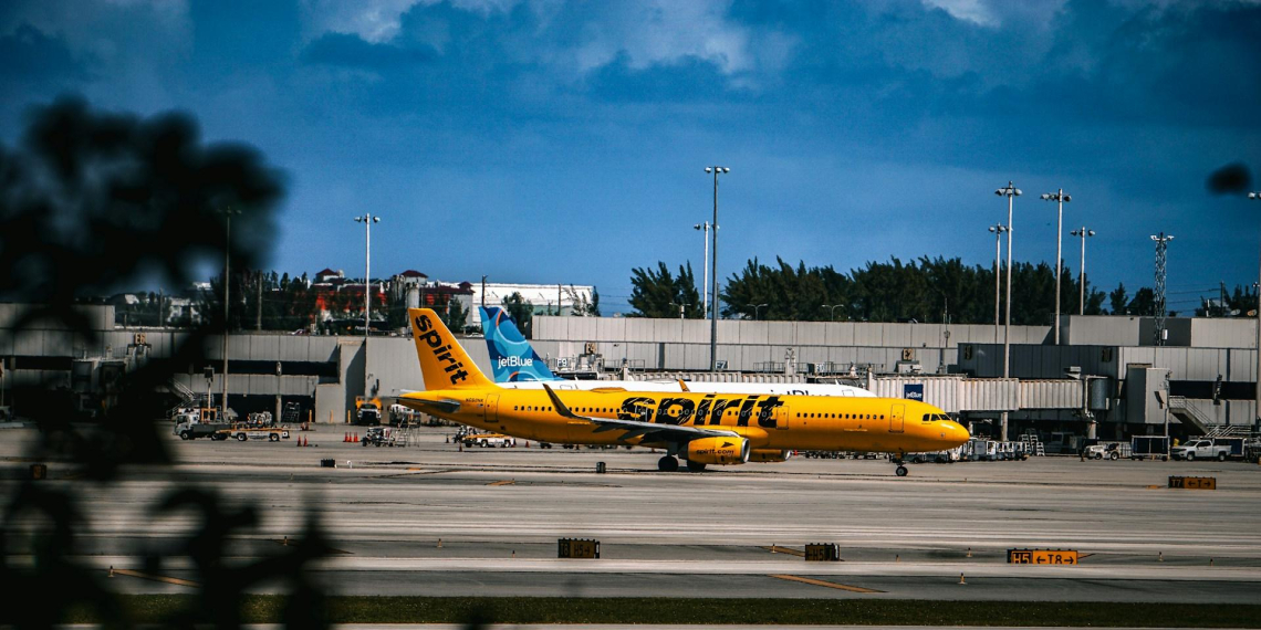 Лайнер американской авиакомпании Spirit Airlines обстреляли при посадке в Гаити