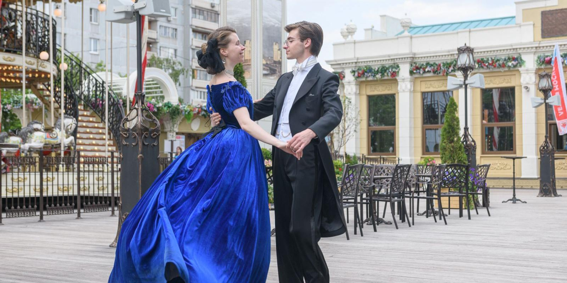 "Мосбилет" и фестиваль "Времена и эпохи" покажут костюмы XIX-XX веков