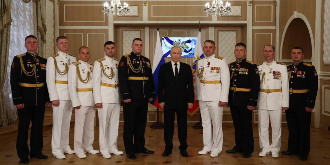 Путин заявил, что российские военнослужащие пишут историю страны 