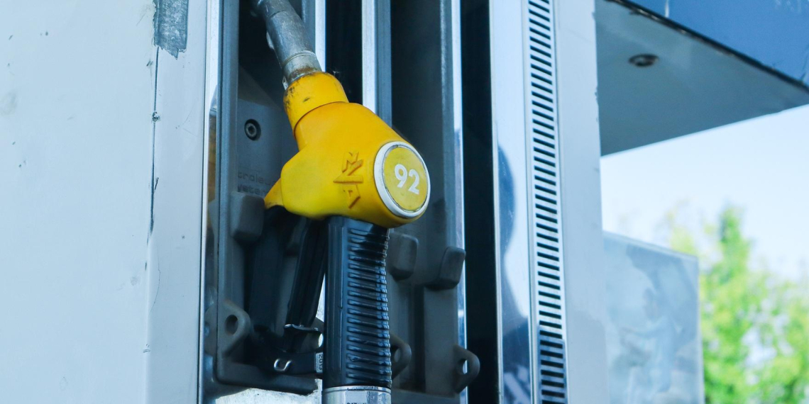 В Подмосковье запретили продавать топливо подросткам