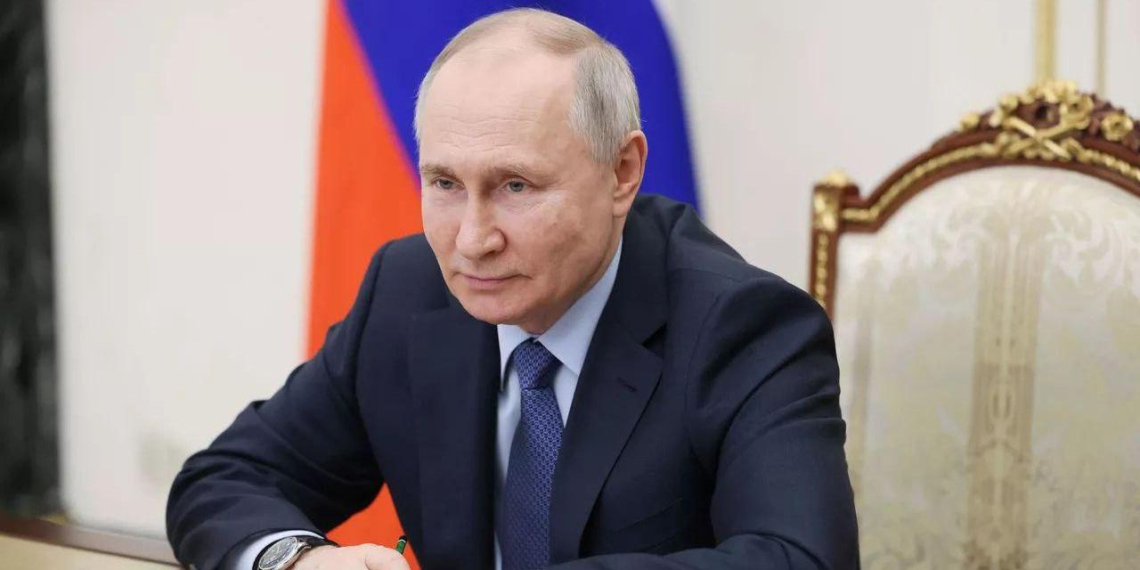 Путин поручил продолжить контроль за выборами в 2026 году и высоко оценил работу наблюдателей